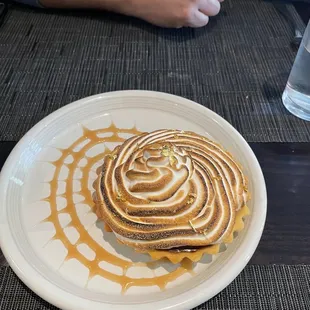 Meringue tart with caramel