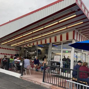 the outside of the restaurant