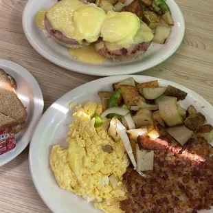 Corned beef hash and eggs Benedict