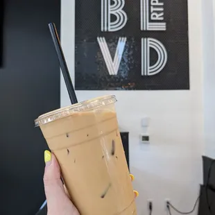 24 oz iced vanilla oat latte