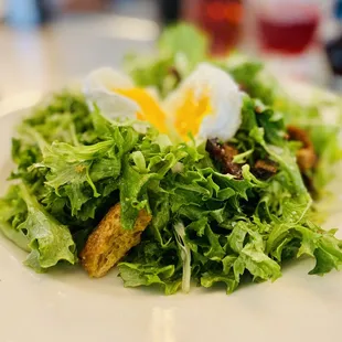 Frisée salad for moi. Excellent :)...
