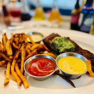 Traditional &quot;Hanger&quot; Steak Fritz with Bearnaise on the side. Sensational :)...