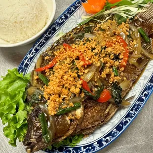 Fried whole tilapia with garlic basil sauce