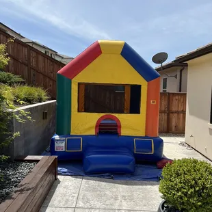 Perfect bounce house for a small area.