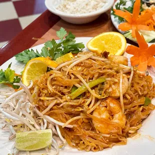 Always a classic... Shrimp Pad Thai. Huge shrimp! Very delicious. Highlyヽ(*‿*)ノrecommend!