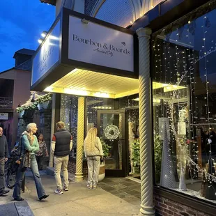 Stopped by on Christmas Eve but sadly they were too busy to seat us. Will try again next visit.