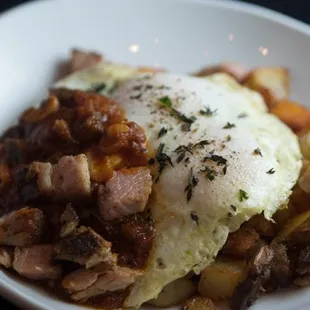 a plate of breakfast food