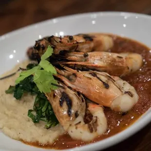 a plate of shrimp and grits