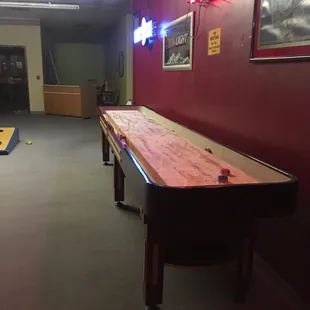 a shuffler table in the middle of a room