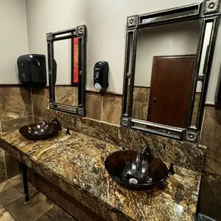 Men&apos;s bathroom