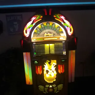 Juke box, played michael jackson, sting, queen, and ll cool j all nite