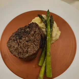 8 oz (upgrade) filet mignon with mashed potatoes and asparagus (magical dining)
