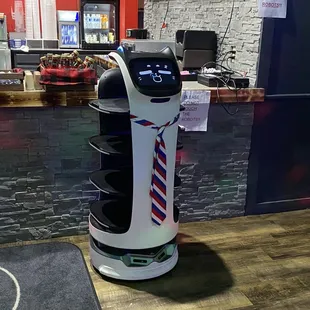 Big ol robot serving us food?!!!