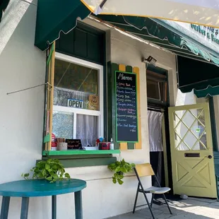 the outside of the restaurant