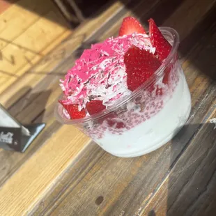 Coconut base, vanilla chia, strawberries, bananas, cacao nibs, coconut, flax seeds, hemp seeds, agave, pitaya powder