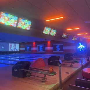 Bowlero Aurora