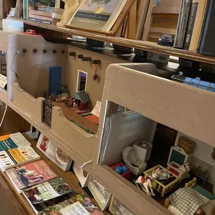 Cute dollhouse!