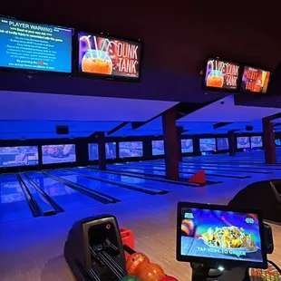 Empty lanes on a weekday at 4pm