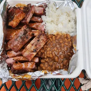 Slab of ribs, with rice and baked beans