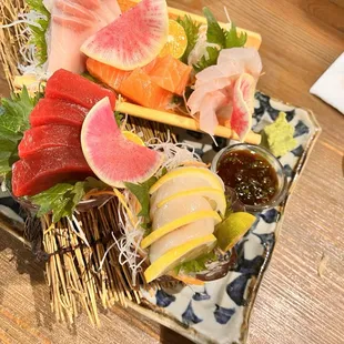 Sashimi platter with scallop sashimi too! So ono!