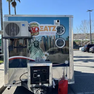 the statue of liberty on the side of a food truck