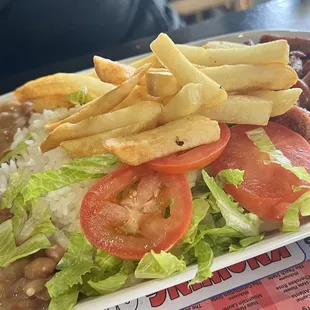 Linguiça toscana, arroz , feijão , fritas e salada