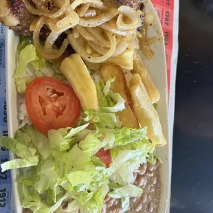 Picanha , arroz , feijão , salada e mandioca frita