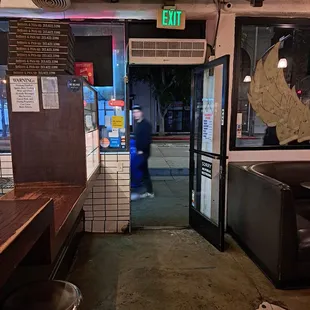 Front door entrance of Braazo Pizza