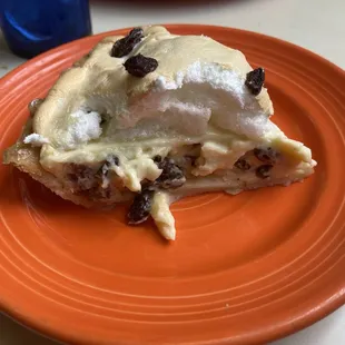 Sour cream raisin pie