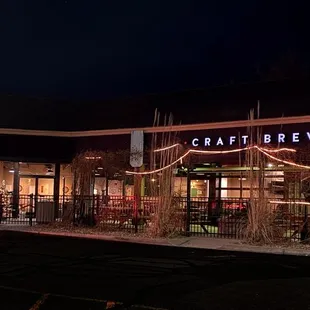 Brad&apos;s is right next to an eat-in venue that serves Brad&apos;s food.