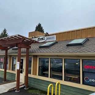 the outside of the restaurant