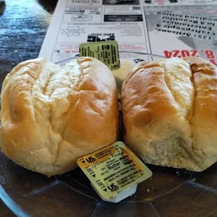 comes with rolls &amp; butter