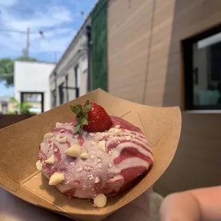 Donut - Strawberry White Chocolate