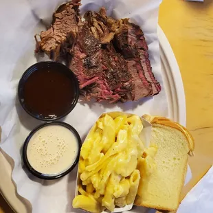 Brisket plate with Mac and cheese, slice of bread.