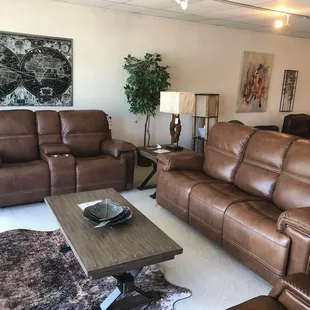 A nice leather set by Flexsteel. Come in and see our leather selection!