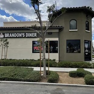 Street view of side of Brandon&apos;s Diner
