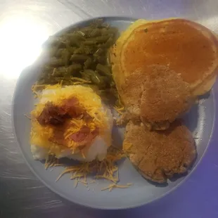 a plate of breakfast food