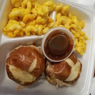 Mini BBQ sliders with mac n cheese