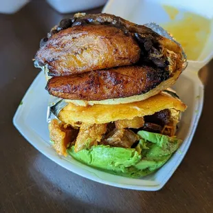 Pabellón &amp; Arepa con Todo | Instagram: @telephonesmoothie