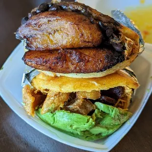 Pabellón &amp; Arepa con Todo | Instagram: @telephonesmoothie