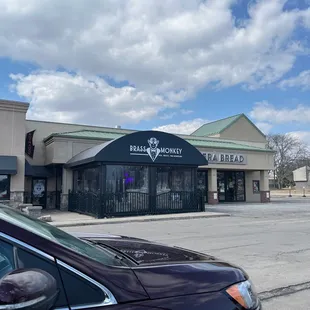 the outside of a restaurant