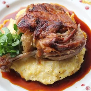 a plate of meat and mashed potatoes