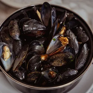 mussels in a pot