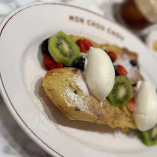 MIXED BERRIES WITH 8 VANILLA CHANTILLY CREAM