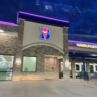 the exterior of a fast food restaurant