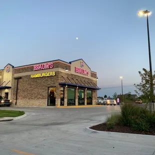 the exterior of a fast food restaurant