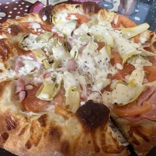 Alfredo pizza with artichoke tomato. yummy!!