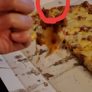 Lifting the topping with hair cooked in pizza