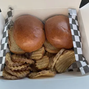 Bacon cheeseburger with salt frips