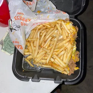 BARELY ANY MEAT!! WHAT IS THIS SOGGY FRIES!?!?!